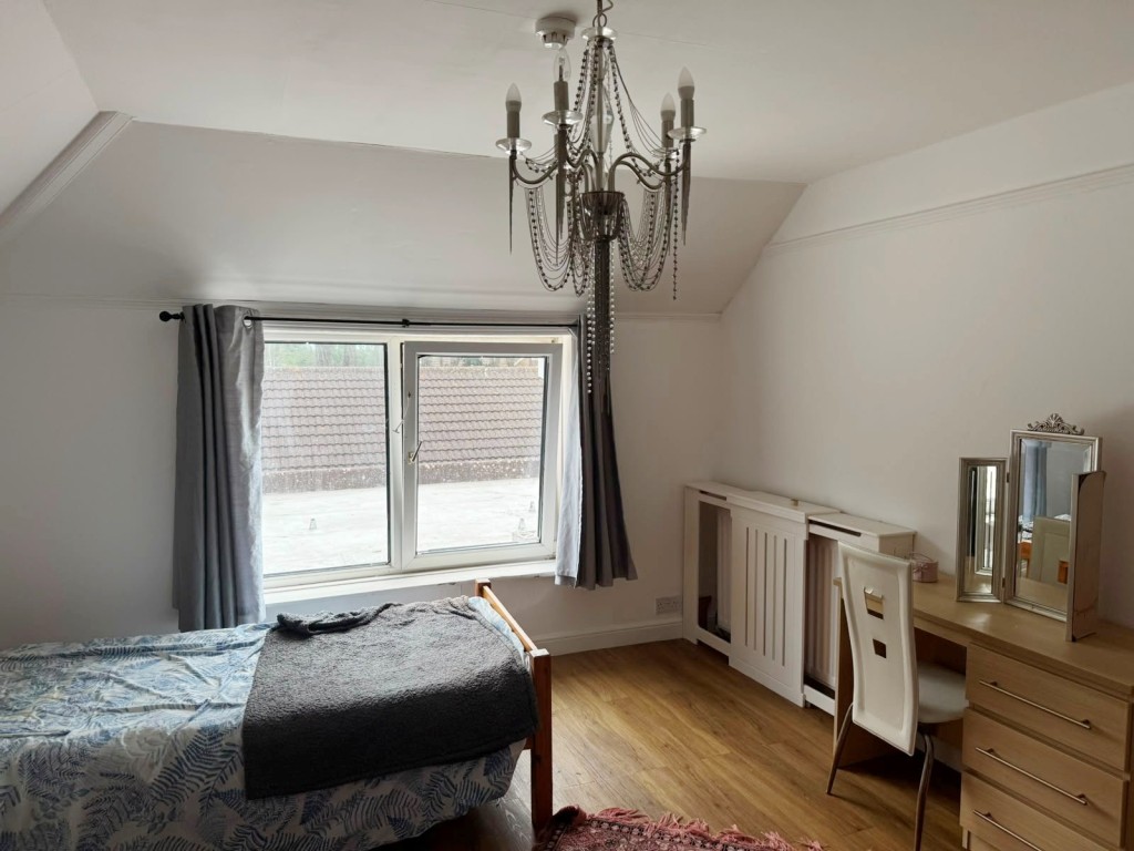 Lot: 172 - SUBSTANTIAL FREEHOLD 22-BEDROOM FORMER CARE HOME WITH POTENTIAL - Bedroom